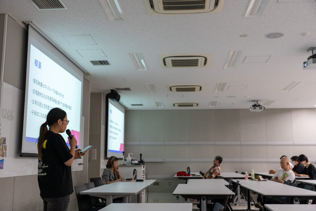卒業制作中間発表の様子